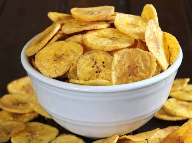 Banana chips (salted)